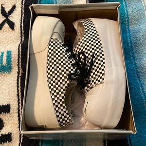 Volatile Shoewear Sz 8 1/2